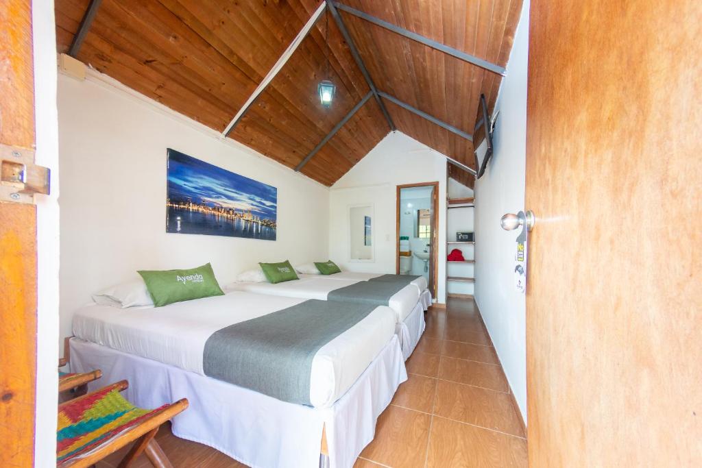 Postel nebo postele na pokoji v ubytování Hotel Ayenda Casa Cano 1805