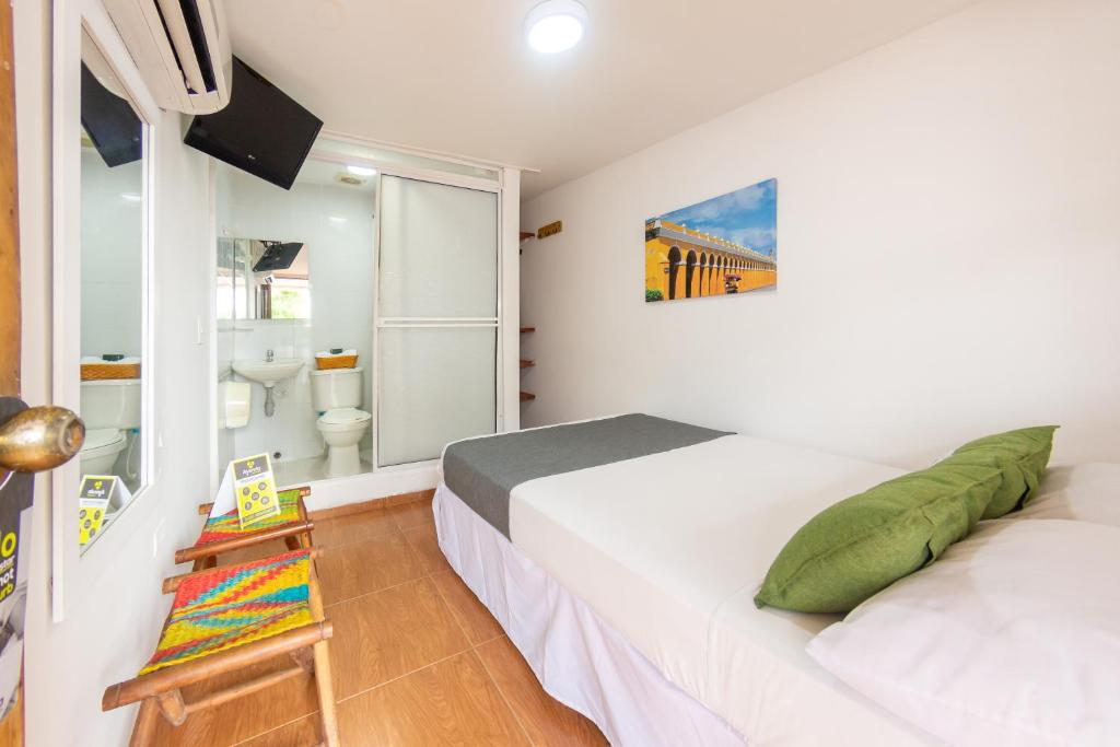 Postel nebo postele na pokoji v ubytování Hotel Ayenda Casa Cano 1805