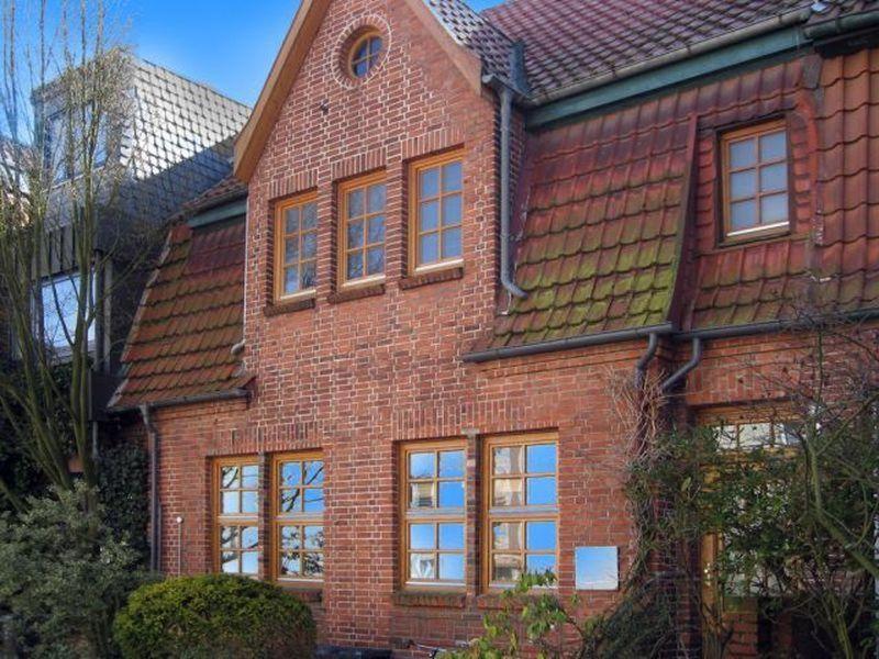 a red brick house with many windows on it at Art-Apartment-Leo in Bremerhaven