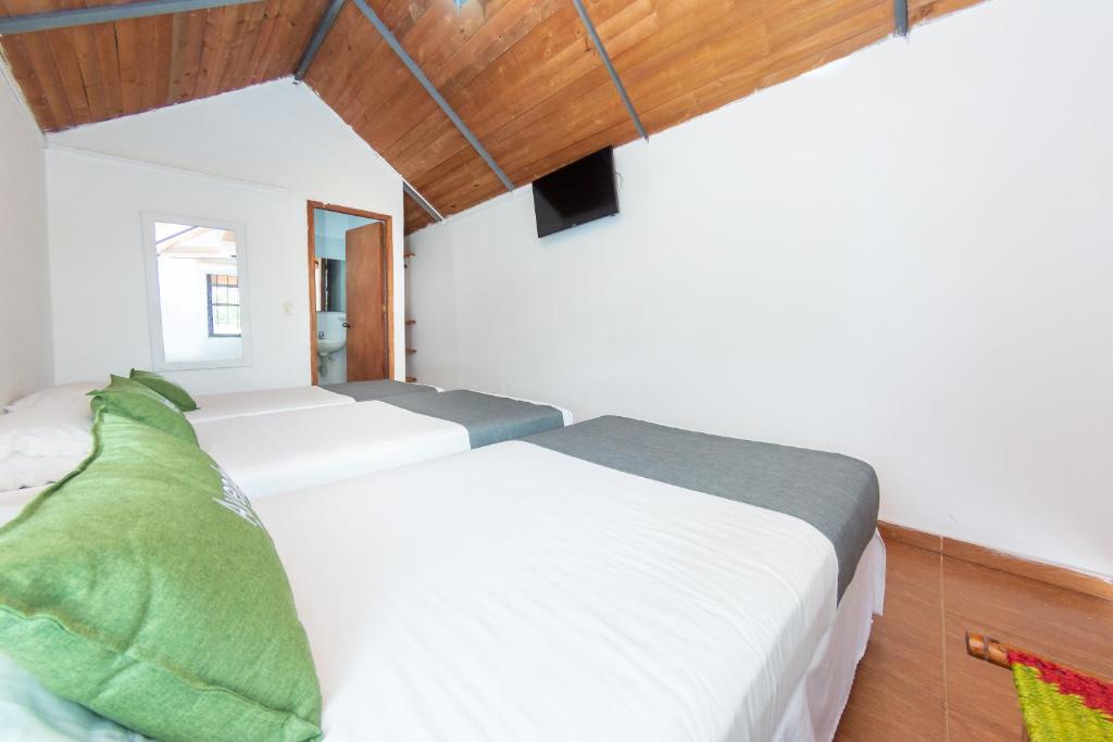 Postel nebo postele na pokoji v ubytování Hotel Ayenda Casa Cano 1805