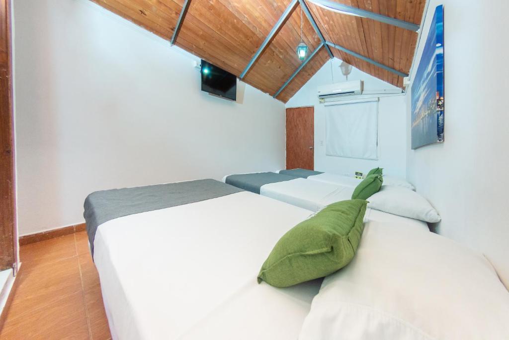 Postel nebo postele na pokoji v ubytování Hotel Ayenda Casa Cano 1805