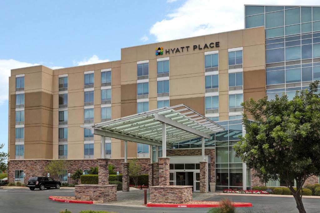 un edificio de oficinas con un letrero del norte. en Hyatt Place San Antonio North Stone Oak, en San Antonio