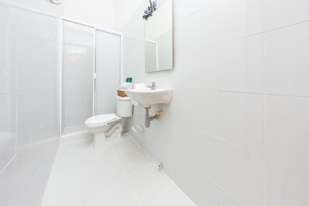 Koupelna v ubytování Hotel Ayenda Casa Cano 1805