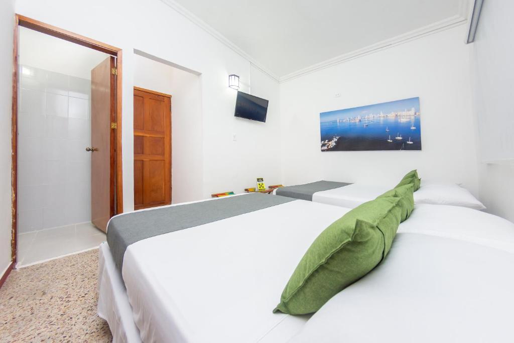Postel nebo postele na pokoji v ubytování Hotel Ayenda Casa Cano 1805