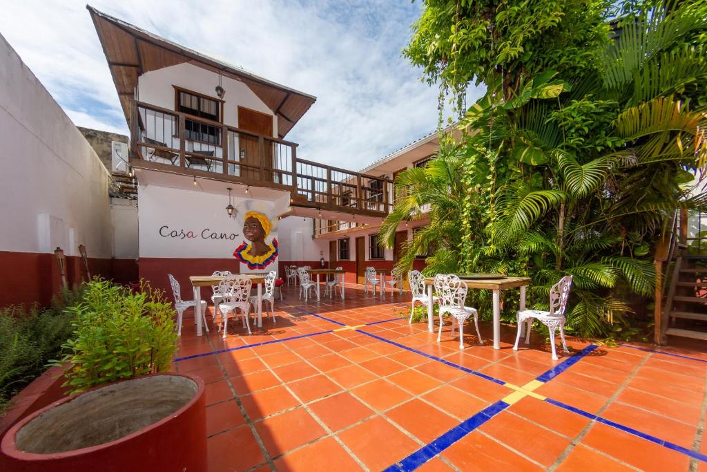 um pátio com mesas e cadeiras em frente a um edifício em Hotel Ayenda Casa Cano 1805 em Cartagena de Indias