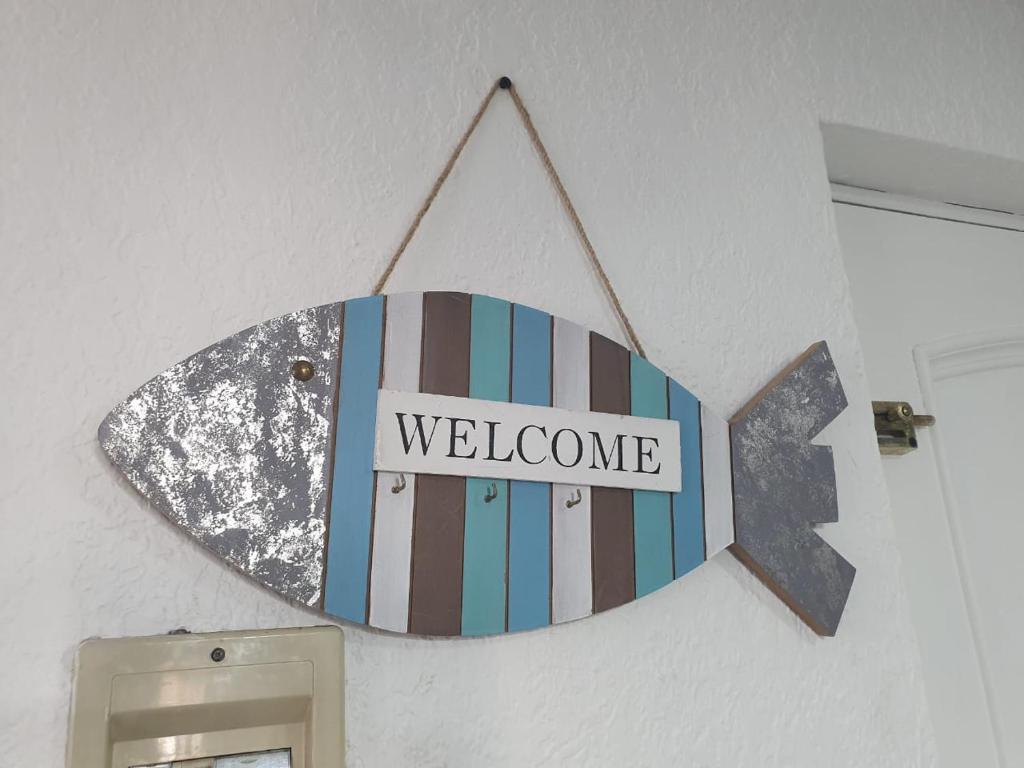 una señal con la palabra bienvenida colgando en una pared en Departamento en Reñaca ARRIENDO en Viña del Mar