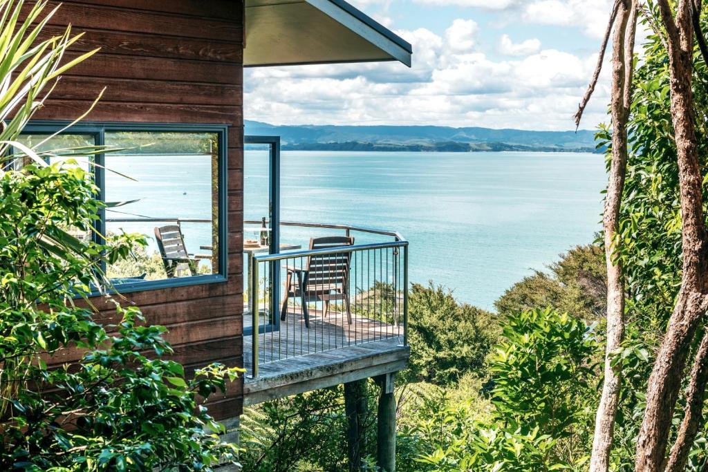 CrossTrees Chalet - Seaview - Waiheke Holiday Unit - Housity