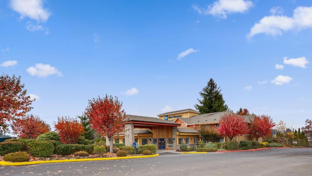 un gran edificio con árboles y arbustos delante de él en Best Western Sandy Inn, en Sandy