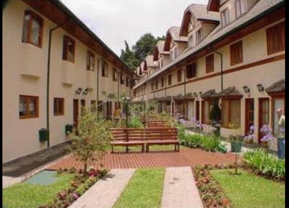  Casa em condomínio fechado em Campos do Jordão