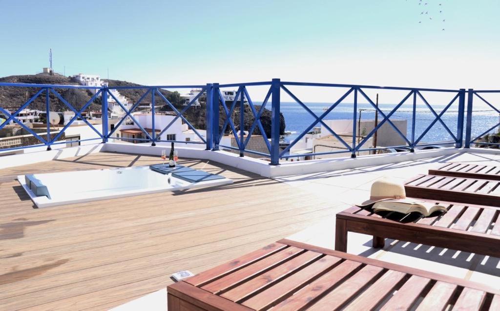 布拉伊塔斯的住宿－Trisara - Las Playitas，甲板上设有两个长椅和一个船上游乐场