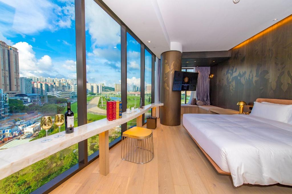 Postel nebo postele na pokoji v ubytování YOHO Hollywood Roosevelt Hotel