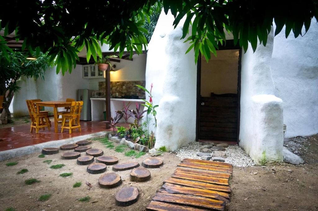 Ein Haus mit einem Haufen Trittsteine im Hof in der Unterkunft Domo 1 en la selva a 3 km de Minca in Minca
