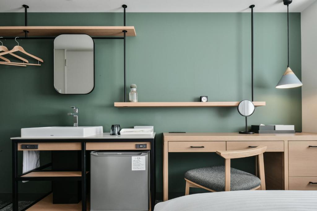 Kuchyň nebo kuchyňský kout v ubytování REF Omiya by VESSEL HOTELS