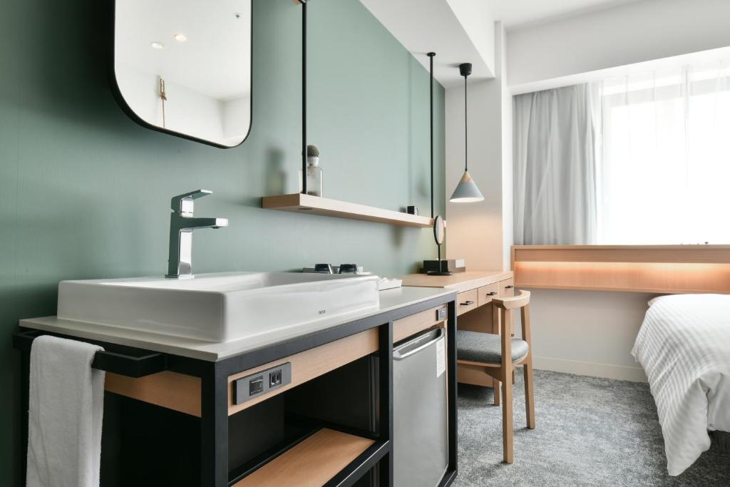 Postel nebo postele na pokoji v ubytování REF Omiya by VESSEL HOTELS