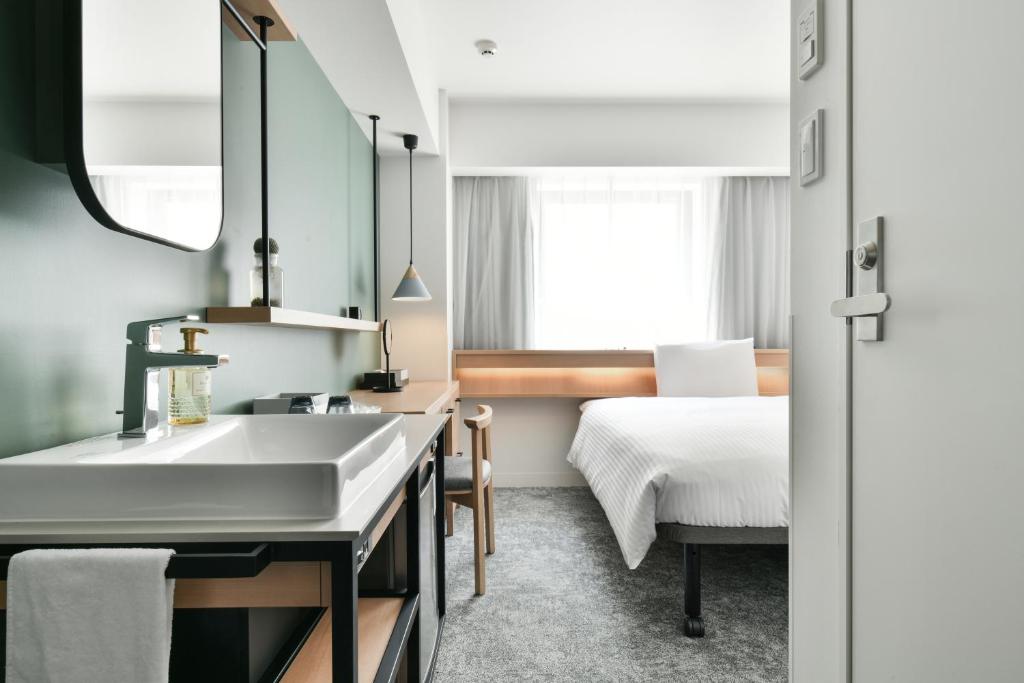 Postel nebo postele na pokoji v ubytování REF Omiya by VESSEL HOTELS