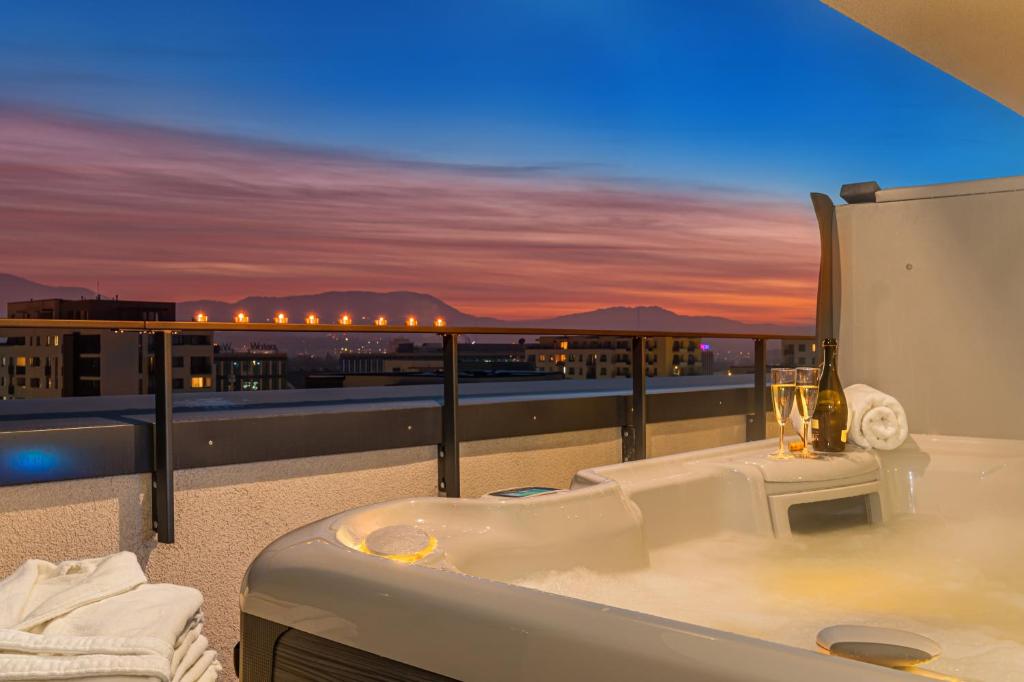 eine Badewanne auf dem Balkon in der Unterkunft MK Apartments Brasov in Braşov