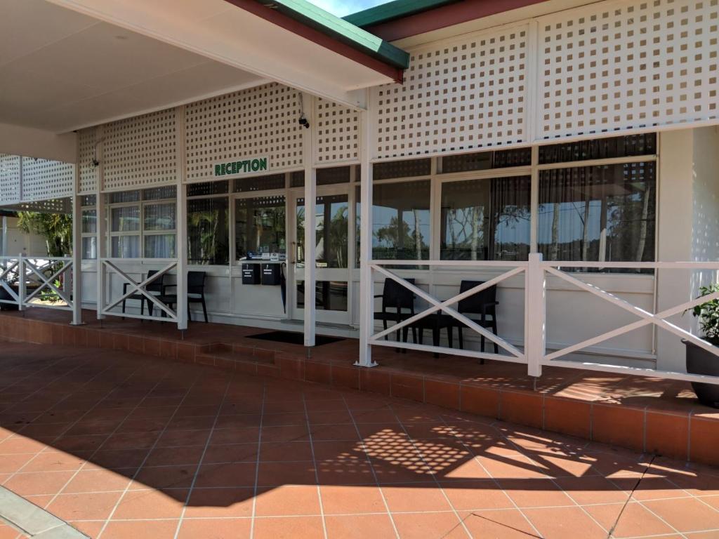 - une vue sur l'extérieur d'un bâtiment dans l'établissement Lismore Fair Dinkum Motel, à Lismore