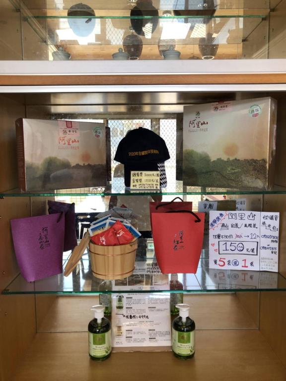 樂野村的住宿－悟 佐茶 Satori tea，玻璃架上有一些物品