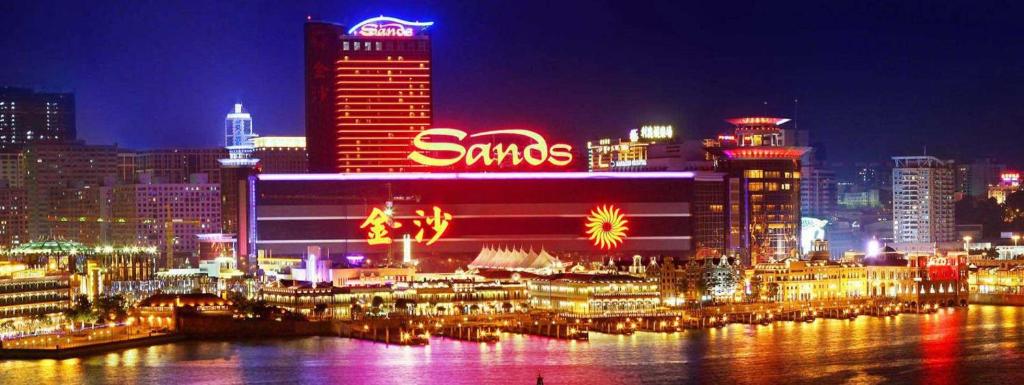 Blick auf eine Stadt in der Nacht mit Gebäuden in der Unterkunft Sands Macao in Macau