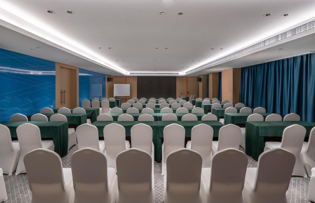 Holiday Inn Express Changsha South Railway Station by IHGにあるビジネスエリアまたは会議室