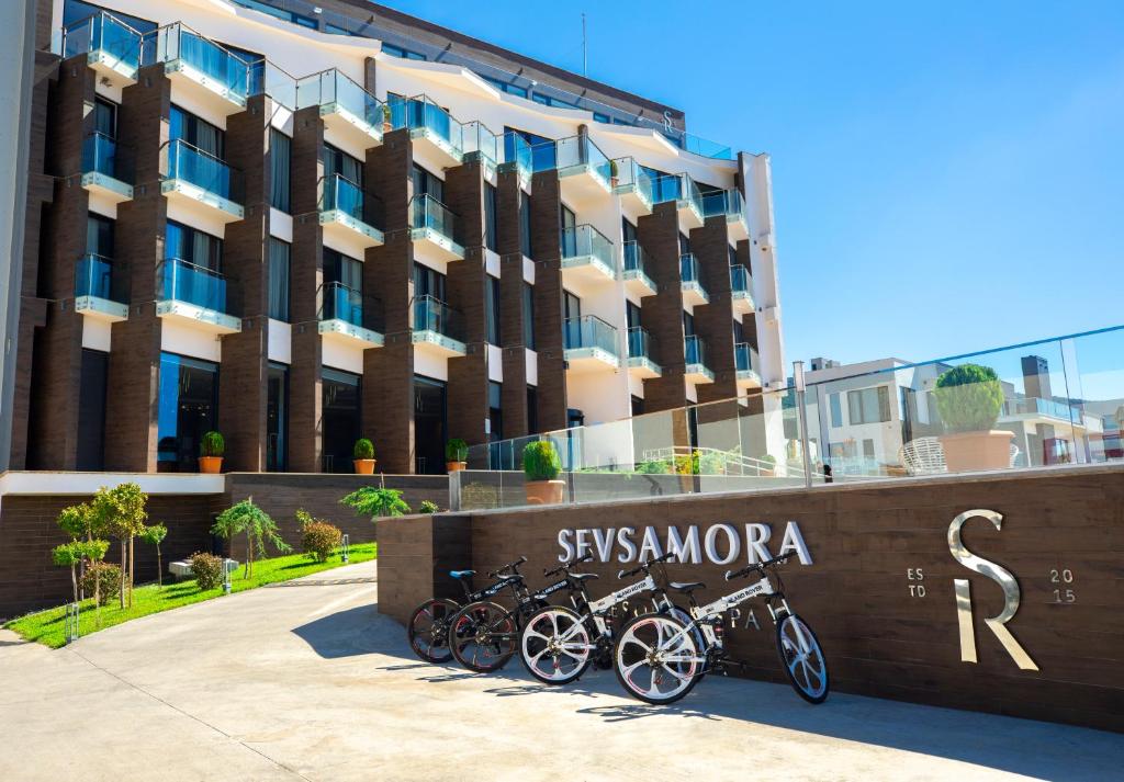 un grupo de motocicletas estacionadas frente a un edificio en Sevsamora Resort & Spa, en Saguramo