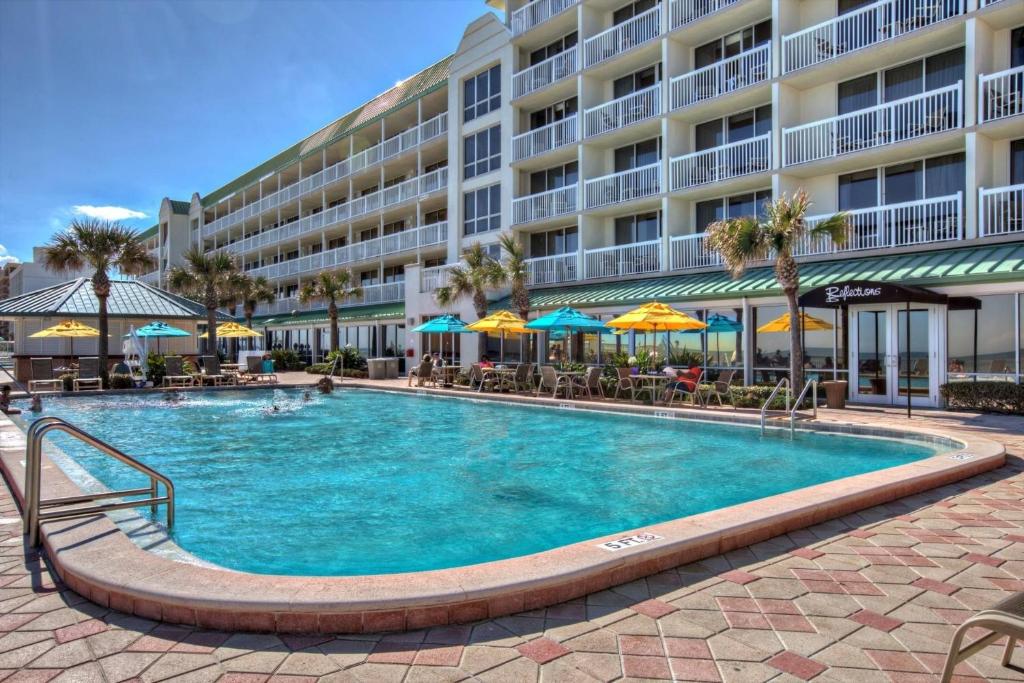 duży basen przed hotelem w obiekcie Unit #817 w mieście Daytona Beach
