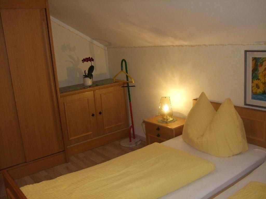 Tempat tidur dalam kamar di Apart-Haus-Florian-Balkonappartement