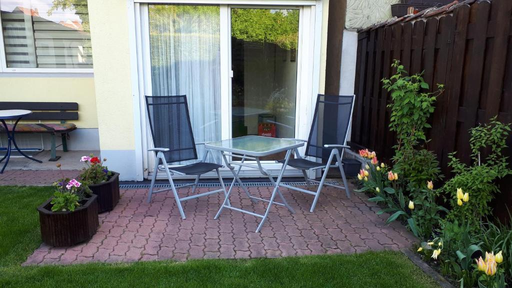 ヴェルニゲローデにあるWernigerode-Ferienwohnung-Schultzのパティオ(椅子2脚、ガラステーブル付)