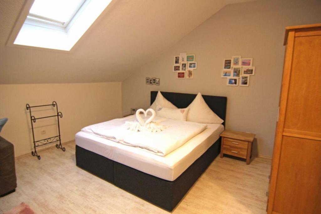 Ένα ή περισσότερα κρεβάτια σε δωμάτιο στο Kapitaenshaus-Lassen-Zimmer-Miss-Marple