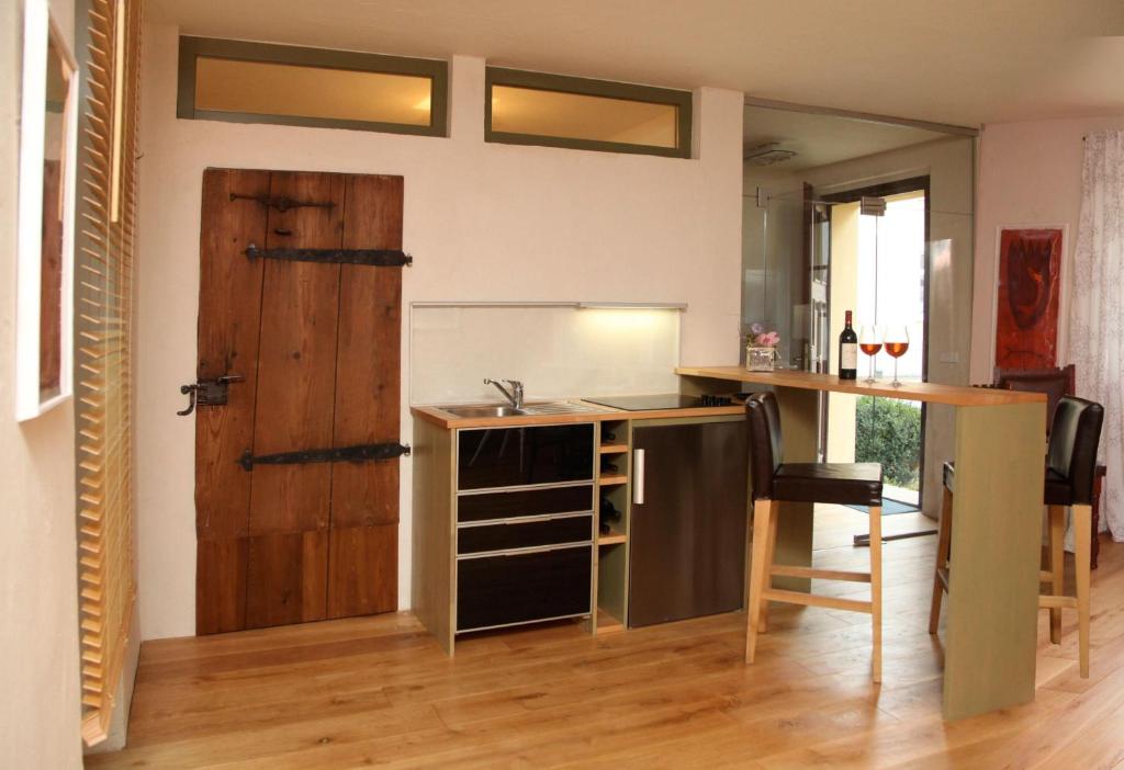 a kitchen with a wooden door and a table at Altstadt-Ferienwohnung-Torgau in Torgau