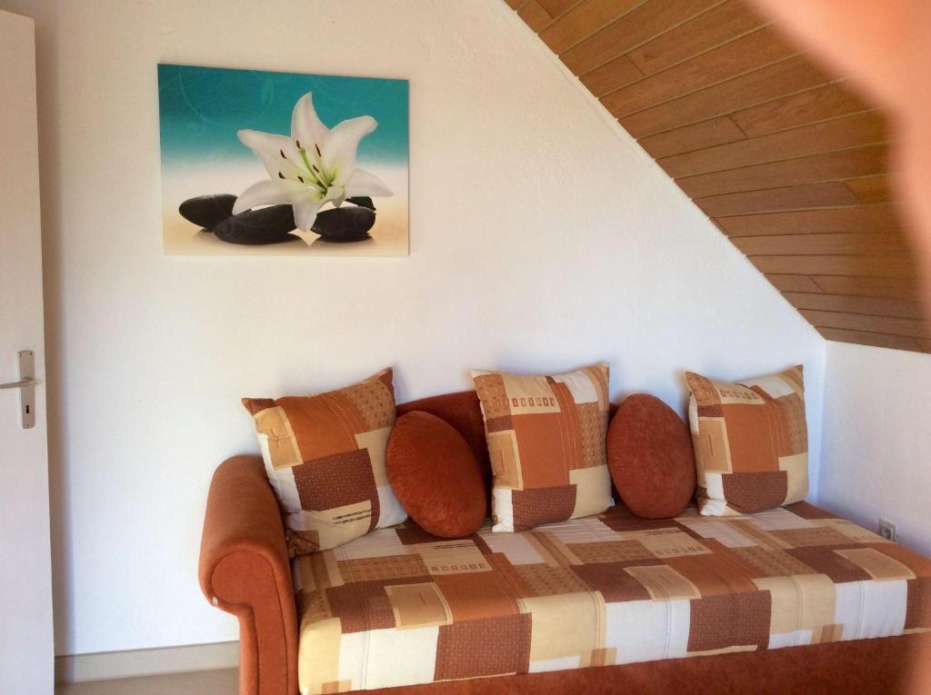 uma sala de estar com um sofá com almofadas em Goldene-Linie-4-Taubennest em Wangerland
