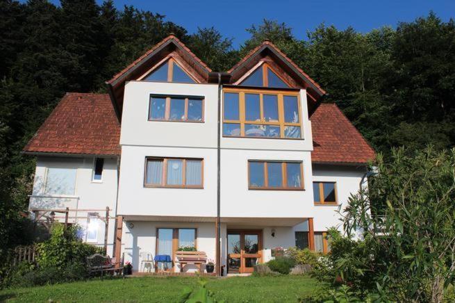ein großes weißes Haus mit vielen Fenstern in der Unterkunft CHRISTEL´S  Ferienwohnung in Badenweiler