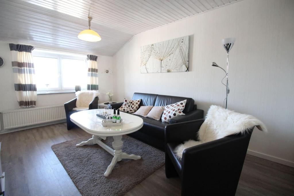 sala de estar con sofá y mesa en Ferienwohnung-Oben en Elisabeth-Sophien-Koog