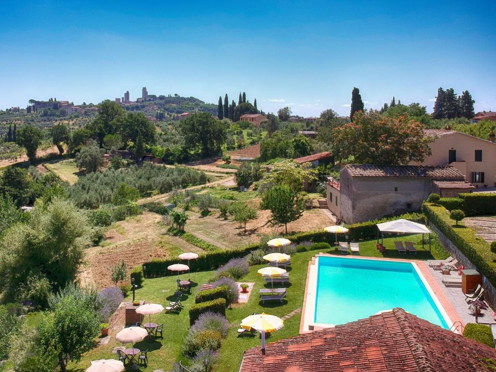 - une vue aérienne sur un jardin avec une piscine et des parasols dans l'établissement Hotel San Michele, à San Gimignano