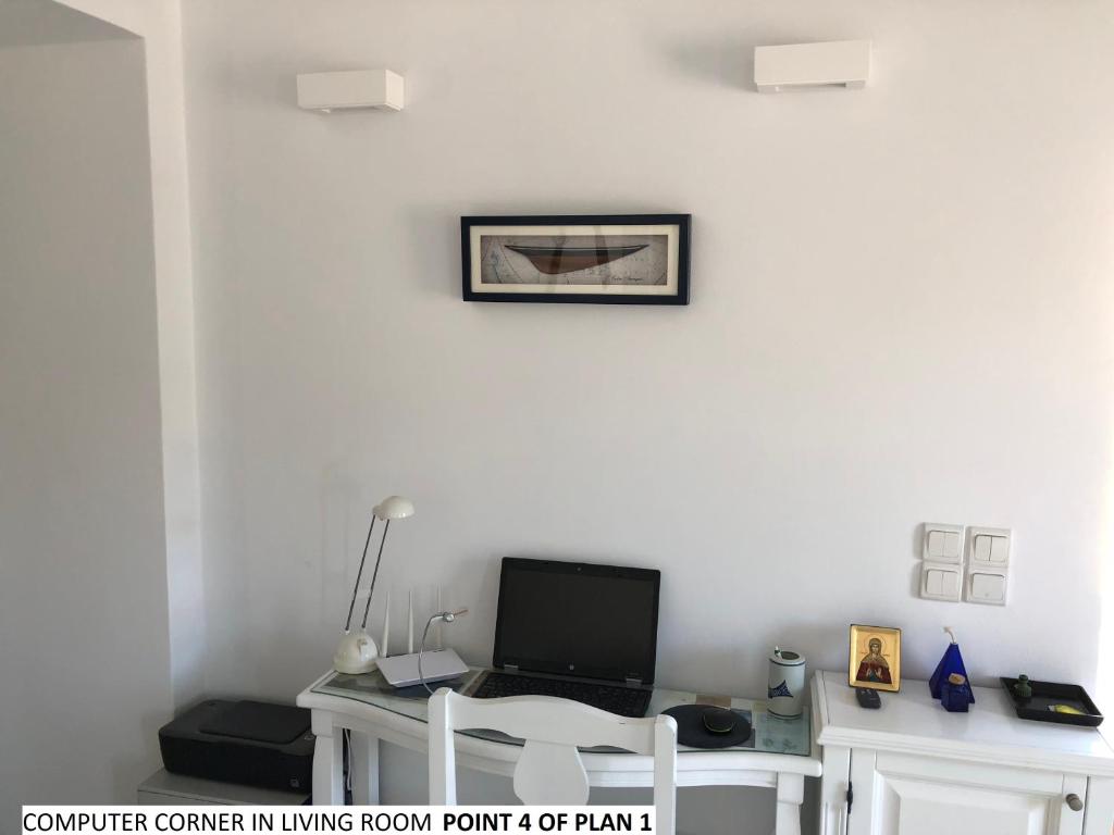TV a/nebo společenská místnost v ubytování Aegean Dream 1