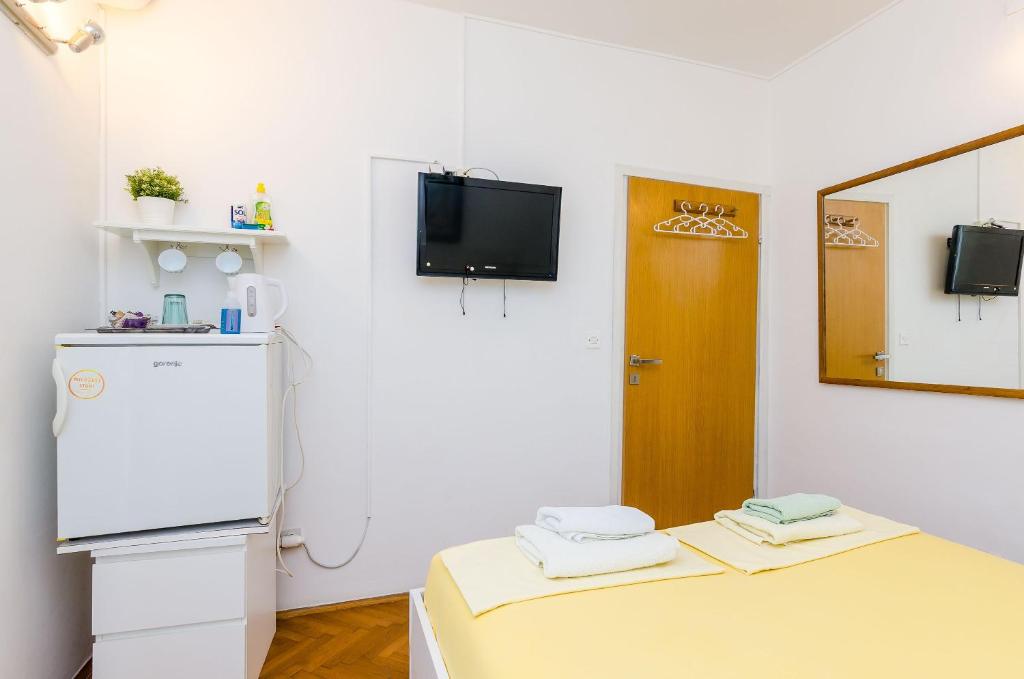 Televízia a/alebo spoločenská miestnosť v ubytovaní Room Bruna