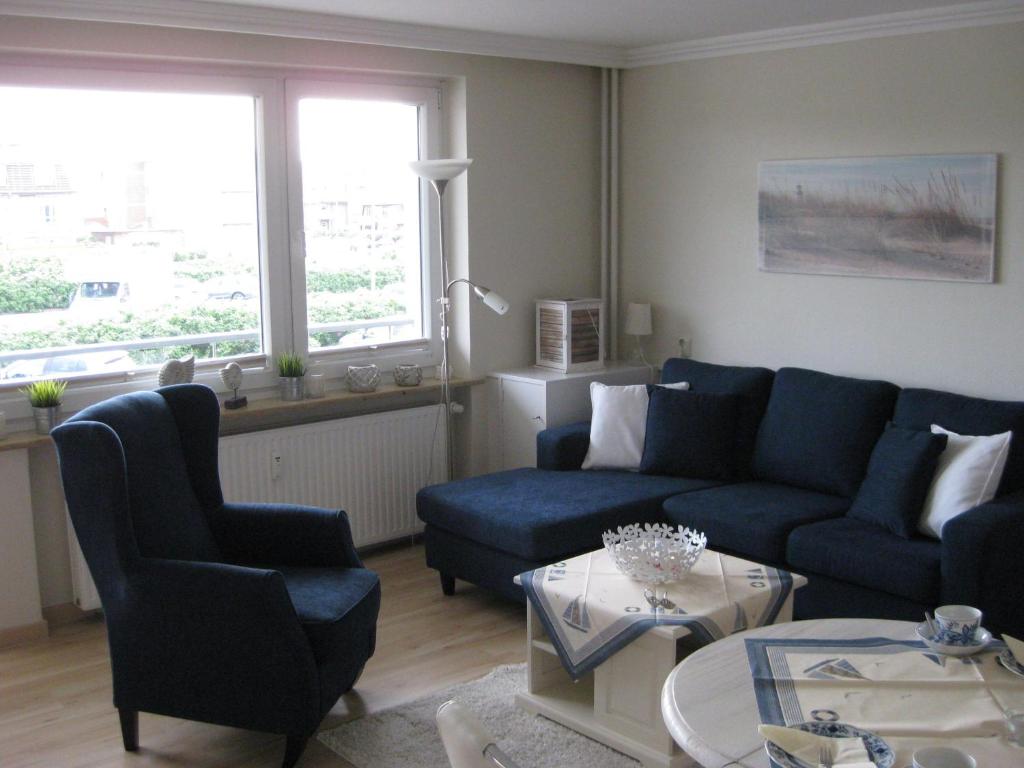 - un salon avec un canapé, des chaises et une table dans l'établissement Haus-Quisisana-App-6, à Westerland
