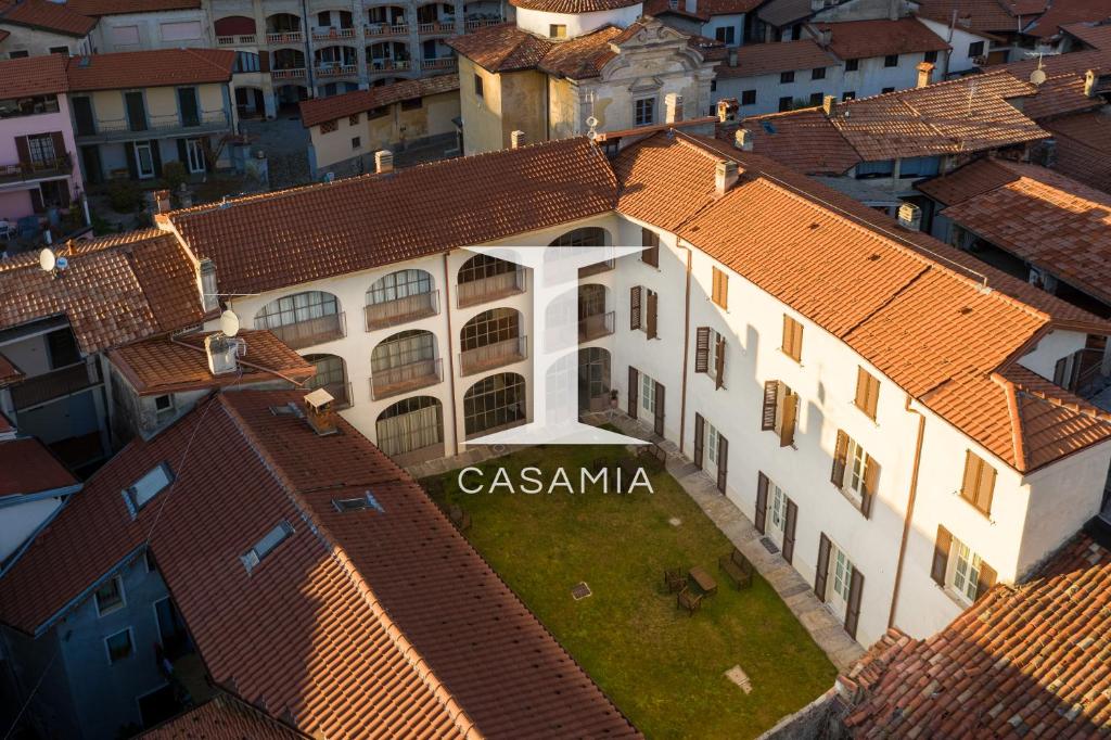 une vue aérienne sur un bâtiment d'une ville dans l'établissement Palazzo Mia by iCasamia, à Castello Cabiaglio