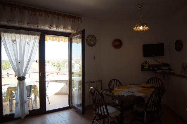 Televízia a/alebo spoločenská miestnosť v ubytovaní Beautiful-Banjole-Beachside-Apartment-A1-150m-from-the-beach