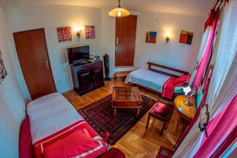Televízia a/alebo spoločenská miestnosť v ubytovaní Beautiful-Banjole-Beachside-Apartment-A1-150m-from-the-beach