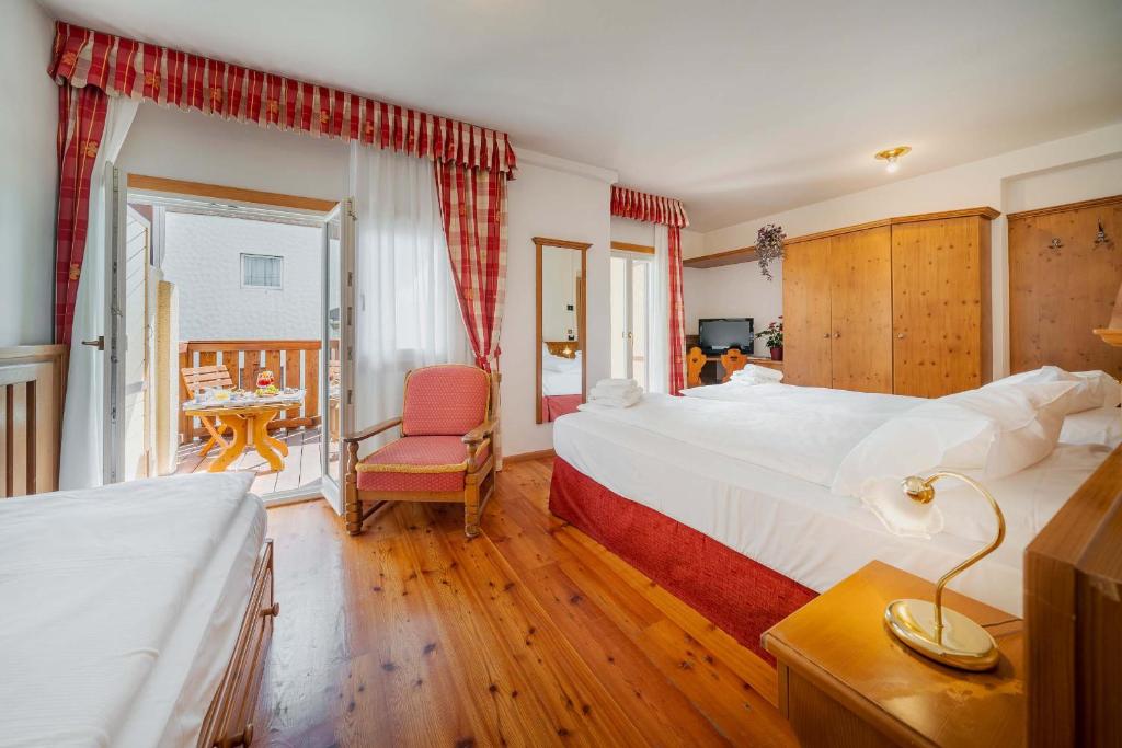 Кровать или кровати в номере Royal Hotel Cortina