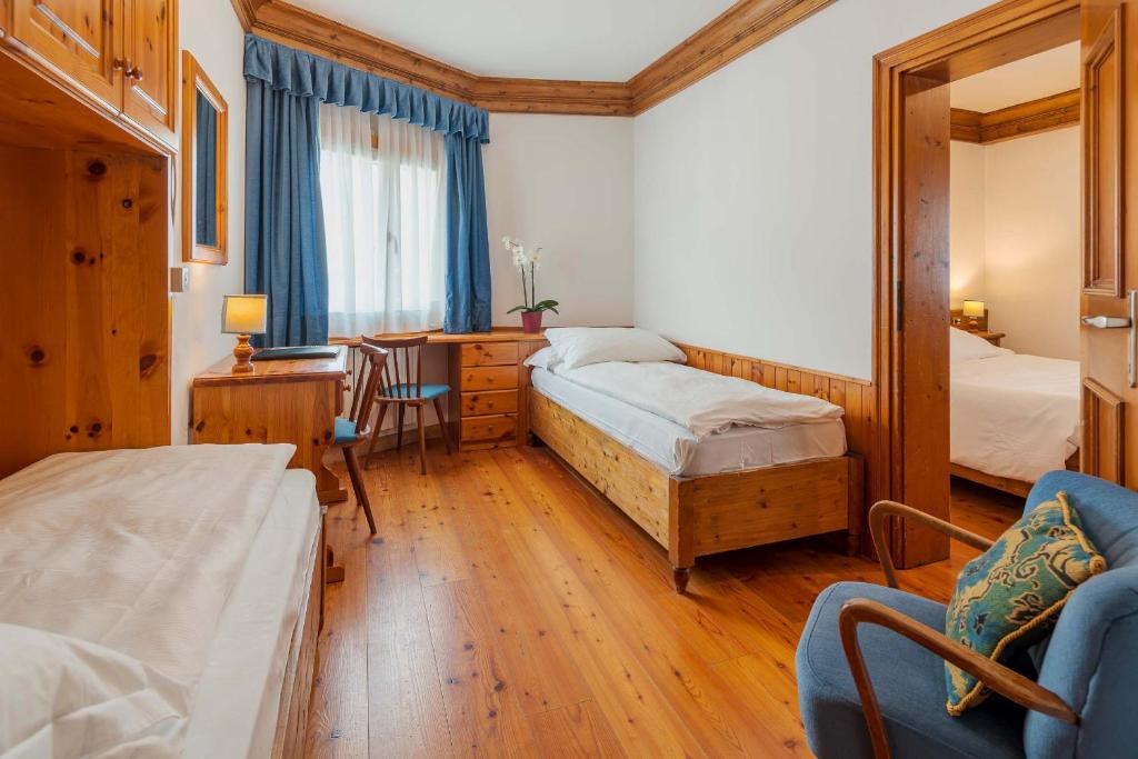 Кровать или кровати в номере Royal Hotel Cortina