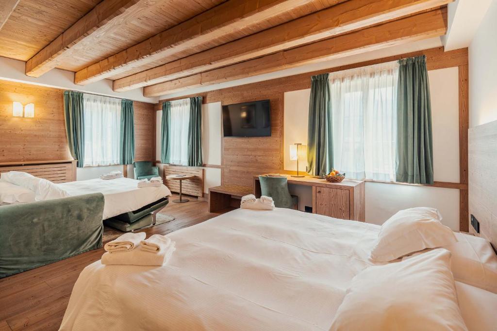 Кровать или кровати в номере Royal Hotel Cortina
