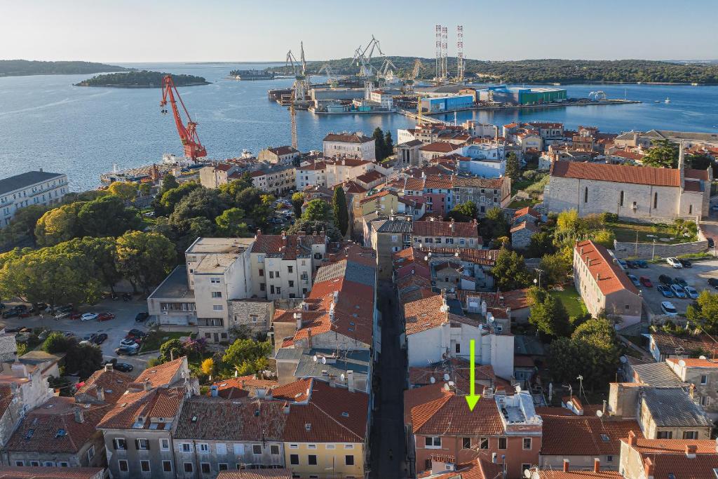 Nespecifikovaný výhled na destinaci Pula nebo výhled na město při pohledu z apartmánu