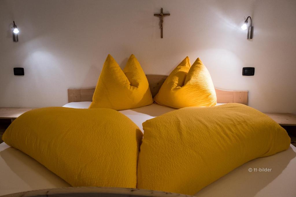 Postel nebo postele na pokoji v ubytování Gasthof Trausberg