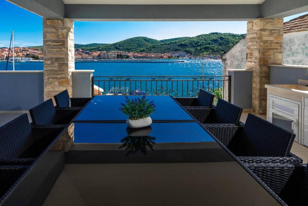 niebieski stół na balkonie z widokiem na wodę w obiekcie Luxury Apartment Marina View No 3 w mieście Vela Luka