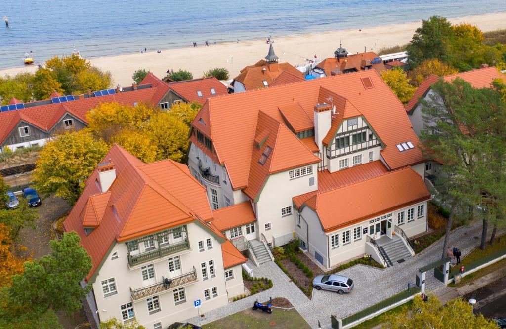 uma vista aérea de uma grande casa com telhados laranja em Hotel Eureka em Sopot