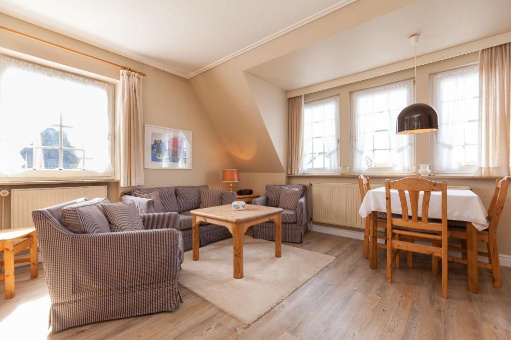 uma sala de estar com um sofá e uma mesa em Steinmannstr-53-Wohnung-OG em Westerland