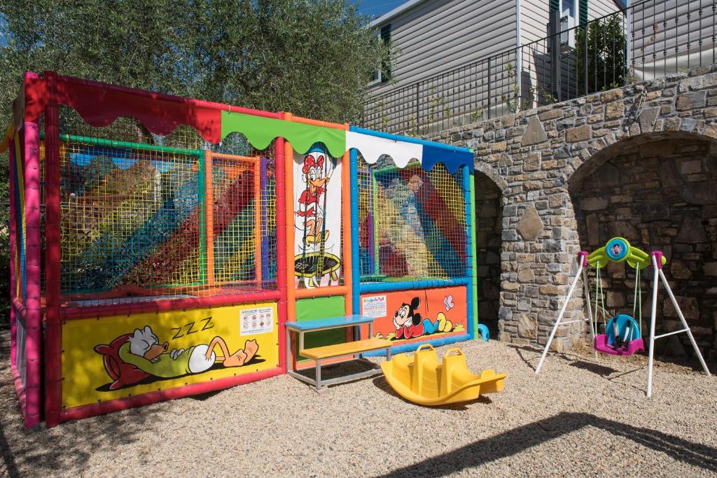 eine Spielstruktur mit einem Spielplatz vor einem Gebäude in der Unterkunft Camping Edy in Diano Marina
