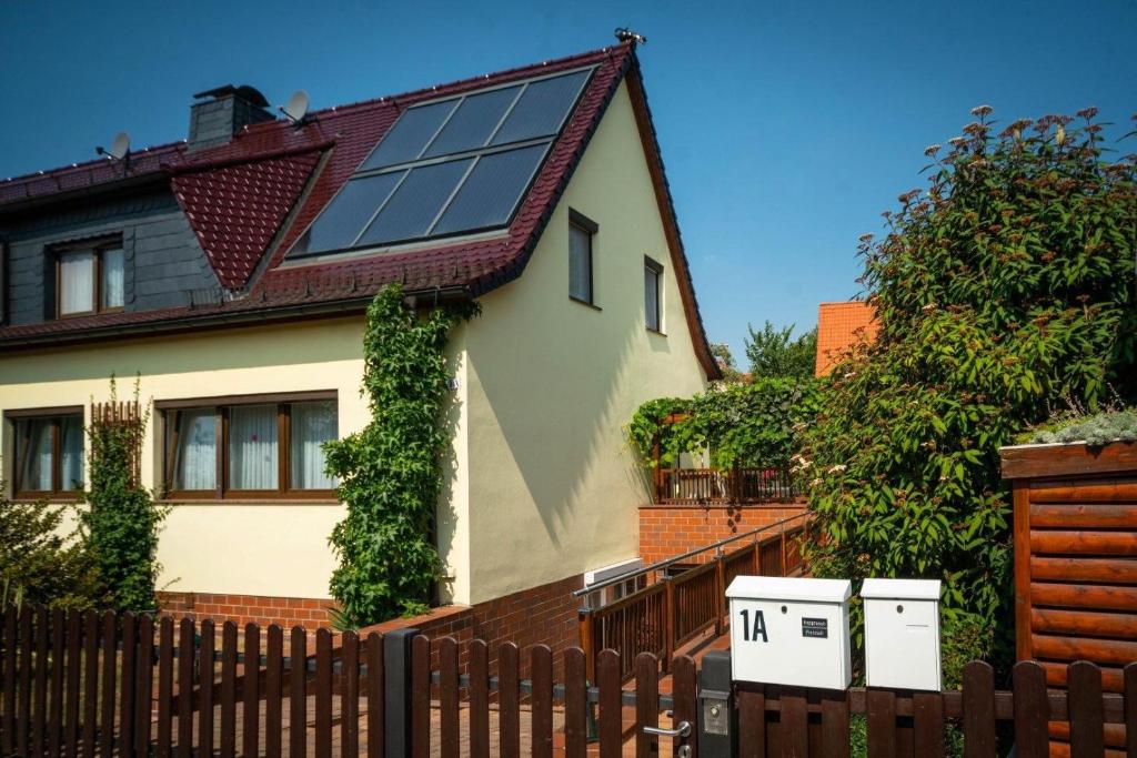 una casa con pannelli solari su un lato di essa di Ferienwohnung-Kopprasch a Dresda